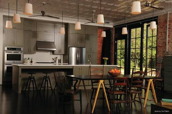 This+contemporary+kitchen+is+housed+in+a+1920s+warehouse+building.+The+structure+has+colorful+history+throughout+the+years+as+a+pool+hall%2c+night+club%2c+grocery+store%2c+and+even+a+church.+