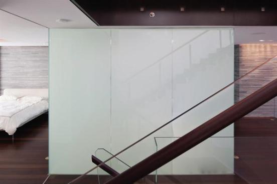 With+the+flick+of+a+switch%2c+the+three+glass+walls+of+the+master+bath+turn+opaque.
