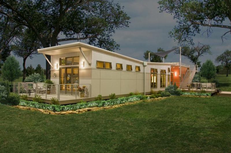 Reminiscent in shape of old-style mobile homes, the i-house’s contemporary styling and high-end, energy-efficient components bring it well into the 21st Century.