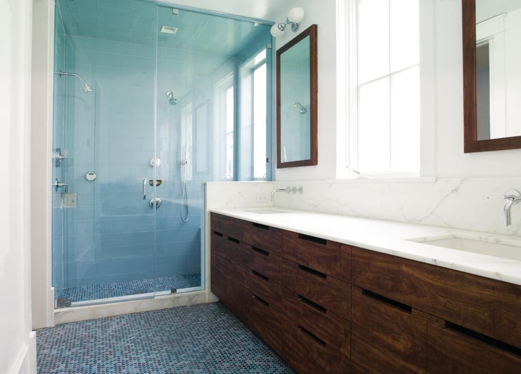 To keep things simple, the architect designed cutouts instead of knobs for the cabinet pulls.
