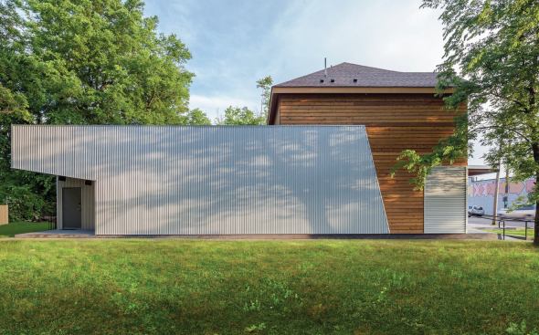 The two-story cedar-plank-clad volume matches the house’s dimensions. Corrugated metal on the one-story volume suggests the building’s new use as a recording studio.