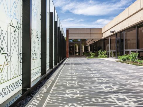 The smaller courtyard adjacent to offices for the rabbi and cantor is for more private reflection and prayer. For the private courtyard, the design team opted for a clear pattern cut into an opaque white background.