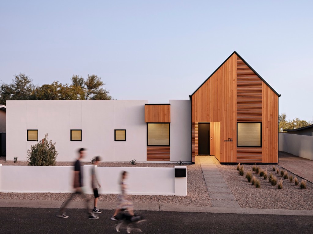 The architects added the eye-catching, gabled volume on the west side of the urban lot to create additional shade from the intense Arizona sun in the courtyard.