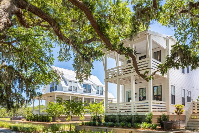 Architect Julia Starr Sanford mitigated the required flood plain height by raising the plateau by 3 feet and creating small pocket gardens.