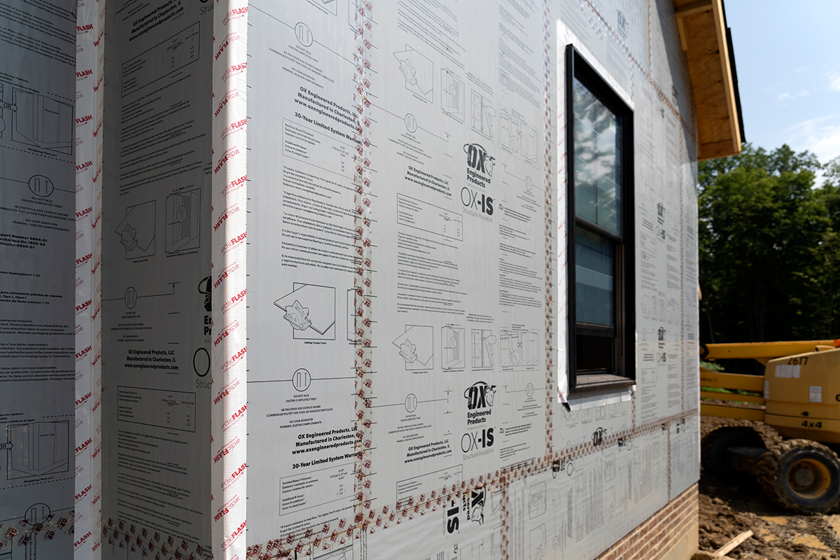 Insulation Showdown: Polyiso vs. Graphite Polystyrene