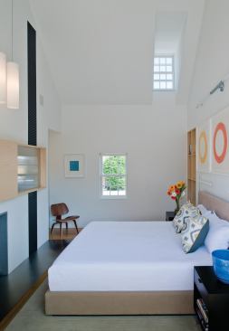 The old house’s interiors are bright, crisp, and modern.