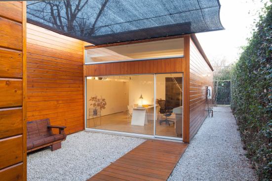 Baum created an inexpensive but effective shading system over the courtyard using agricultural shade cloth held in place by Unistrut channels. Stainless steel cables run between the channels to support the cloth. Baum reports that “the shade cloth filters 90% of the direct sun and allows for large areas of glass in the design without appreciable solar load.”