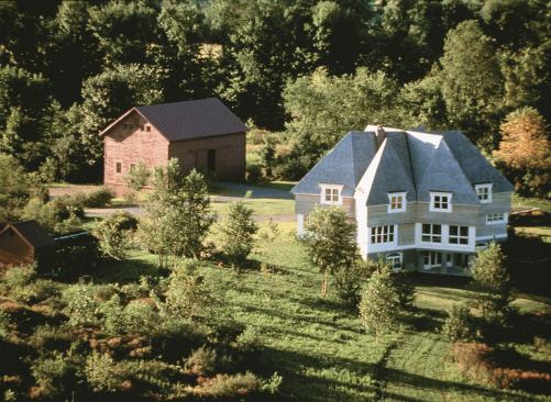 The Malden Bridge House balances a family of five’s need for privacy and togetherness with a six-pointed star plan. Inside, the points aren’t acutely obvious, but the double views are.