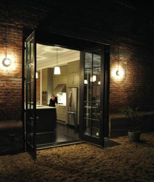 New+openings+were+made+in+the+old+building+to+encourage+good+flow+between+the+kitchen+and+the+brand-new+garden.+