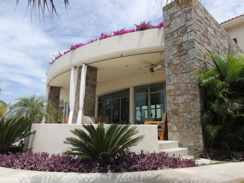 Colorful+landscape+integrated+to+the+home