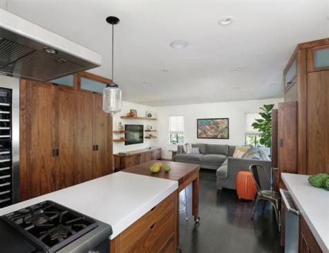 Tall+cabinets+and+uppers+provide+additional+storage.