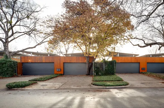 Architect Edward Baum couldn’t find affordable housing close to downtown Dallas when he was teaching architecture there, so he designed and built two duplexes on suburban lots. Baum was influenced by the California case study houses to design simple, elegant houses that can be duplicated in various locations.