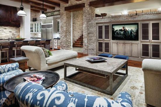 A+mixture+of+styles--urban+loft+and+beachy--was+sought+for+this+lakeside+home.