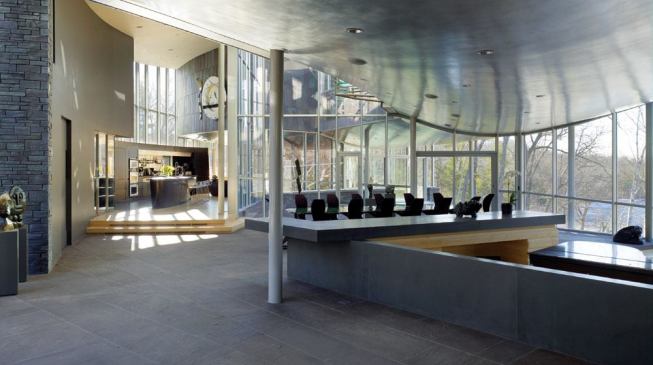 The house's "belly"-a convex ceiliing clad in aluminum leaf-sweeps through the first-floor living space.