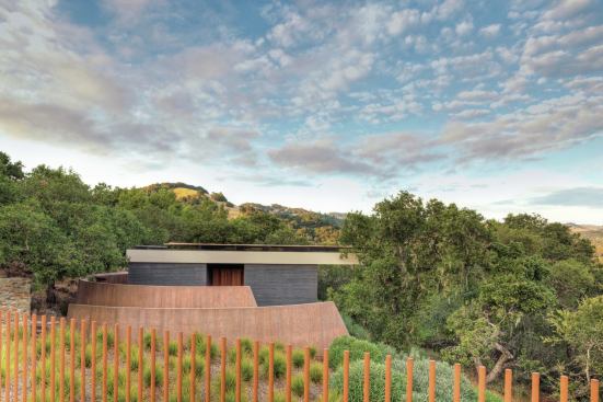 Outside the meditation pavilion, sculpted earthen walls lend a sense of mystique and privacy.