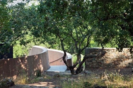 Gravel paths, indigenous plants, and earthen and stacked stone walls make visitors aware of their natural surroundings. 



