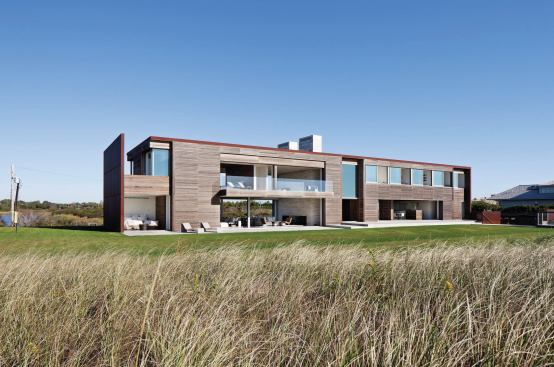 Bounded by an Atlantic beach and a freshwater pond, Sagaponack House’s site offers a bounty of water views.