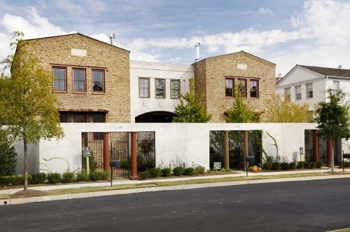Woodstock Hedgwood Properties Architect: Lew Oliver Atlanta, Georgia