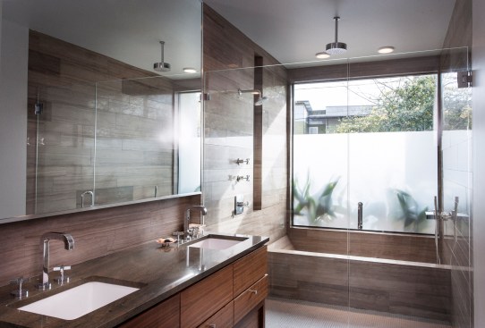 The dark wood finishes throughout this bath create a warm
and inviting space to relax and feel more in touch with natural elements. Project: Elizabeth Residence by Alterstudio&nbsp;&nbsp;