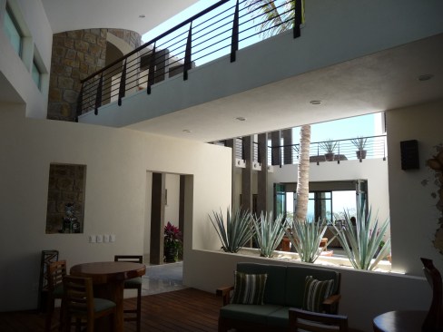 Interior+courtyard+and+bridge+to+office