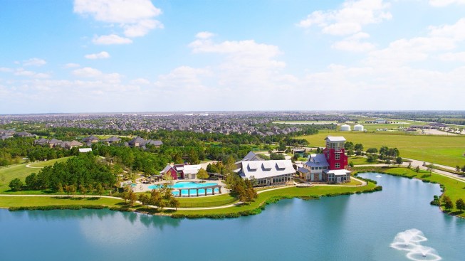 Cross Creek Ranch: The Adventure Island waterpark boasts a 140-foot-long water slide and tanning shelves with water jets.