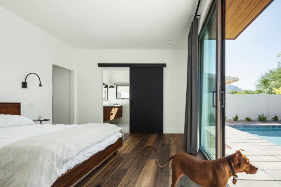 Due to the home’s L-shaped layout, the master bedroom sits adjacent to the exterior courtyard for optimal indoor-outdoor connectivity.