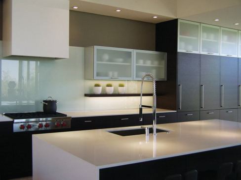 When upper cabinets are used, it's judiciously, for a balance of high function and pleasing lines. 