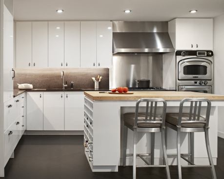 Adjacent to the dining room is an efficient and hard-working kitchen that's great for entertaining. 