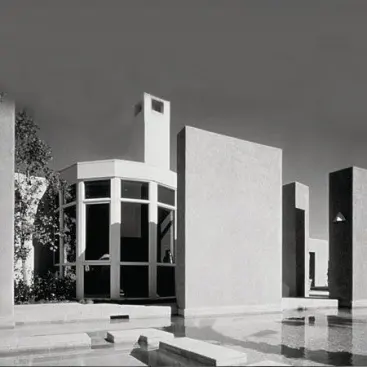 1992: Desert Made A covered entry courtyard, surrounded by glass, provided access to each of the three wings of the horseshoe-shaped house, specifically a massive kitchen, nook, and family room; formal living at the entry; and a bedroom wing featuring the now-requisite master suite retreatâ€”this time with a mini-kitchen added to the mix. The design also promoted concepts such as passive solar and thermal mass, proper shading, and xeriscaping.