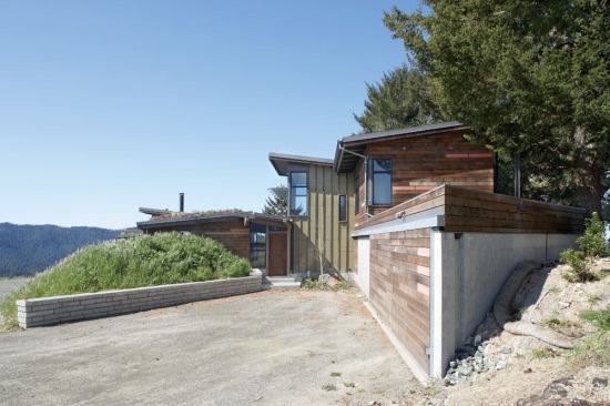 This Northern California residence, designed by GHA/Geoffrey Holton and Associates (
www.ghadesign.net), is one of Drew Maran Construction's greenest projects.